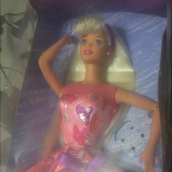 Vintage (1997) Valentine Barbie - Picture 2 of 4